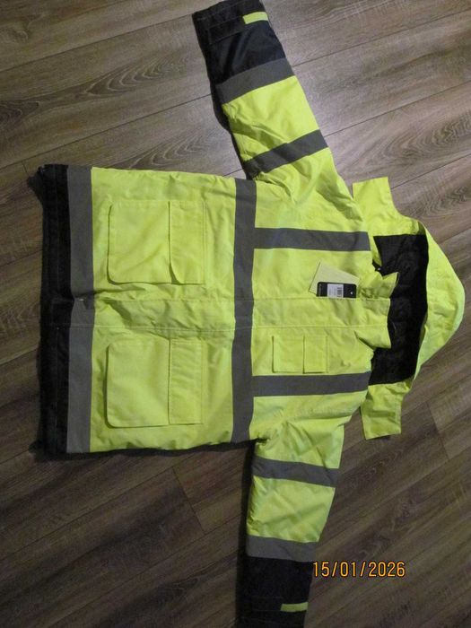 Ocieplana kurtka robocza firmy Bluewear  z kapturem