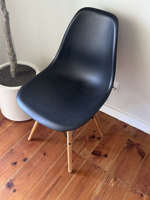 Conjunto 4 cadeiras estilo Eames pretas com pés de madeira