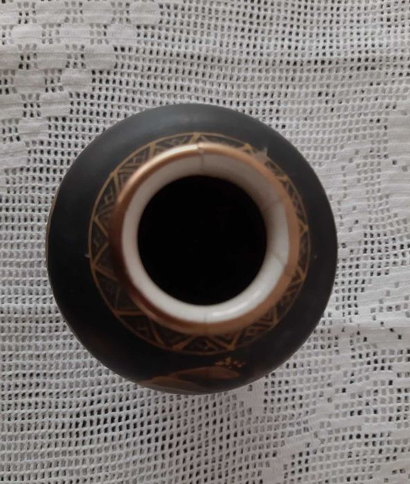 Antiga Jarra Japonesa ornamentada com paisagem pintada a ouro