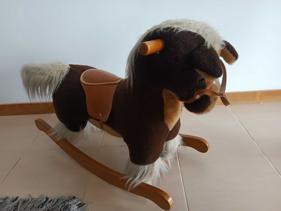 Cavalo de madeira de baloiço