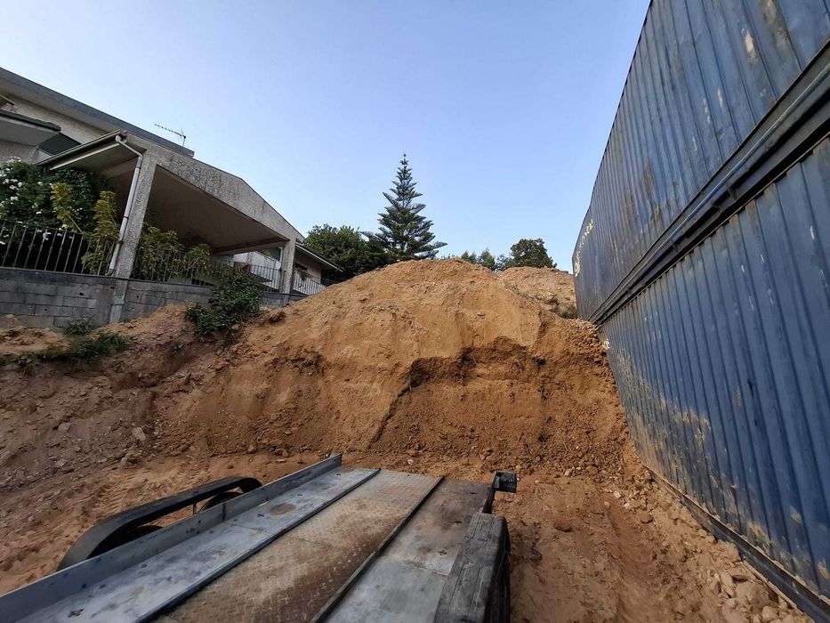 Dou Terra a quem venha buscar ao local - Foz do Sousa