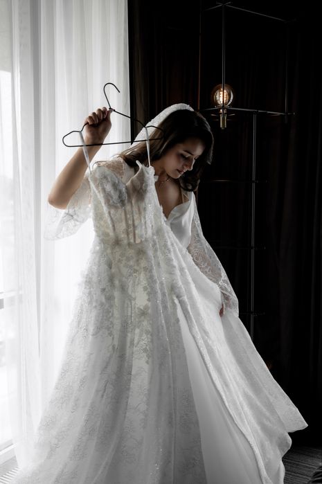 Мереживна весільна сукня  з розрізом по ніжці