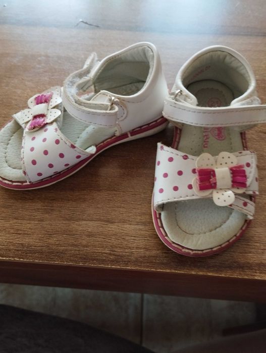 Sandałki dla dziewczynki