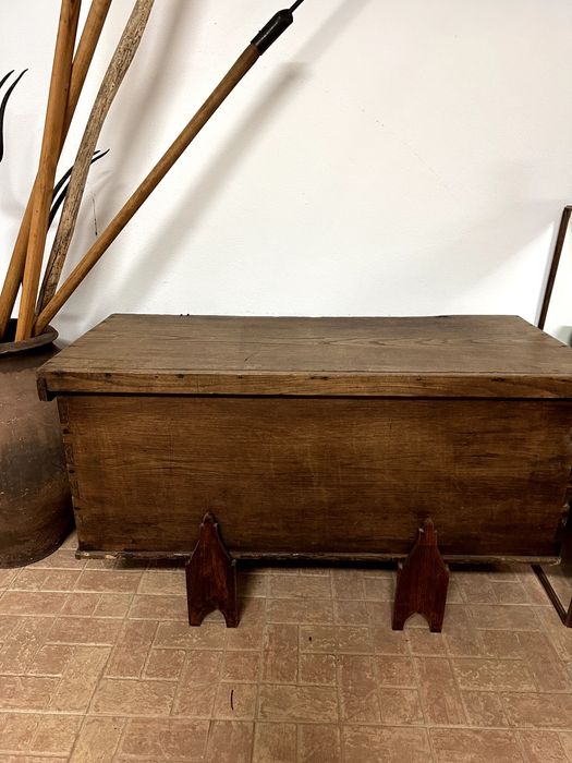 Arca de castanho de enxoval antiga com pés