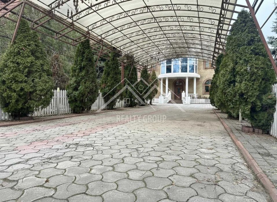 Продаж великого будинку в центрі міста