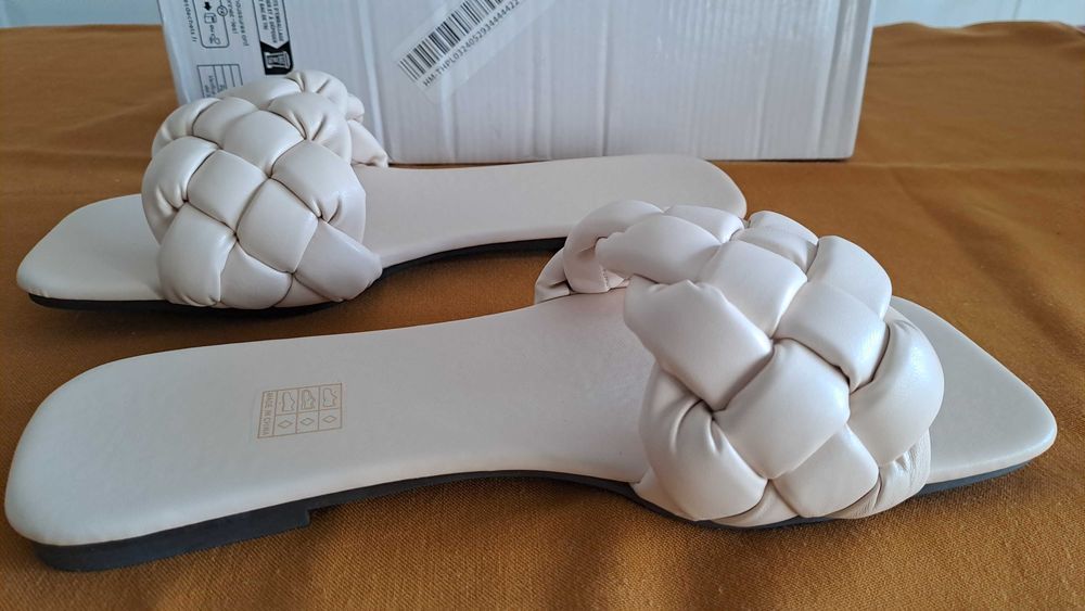 Chinelas cremes entrelançadas. Nº 40. Novas.