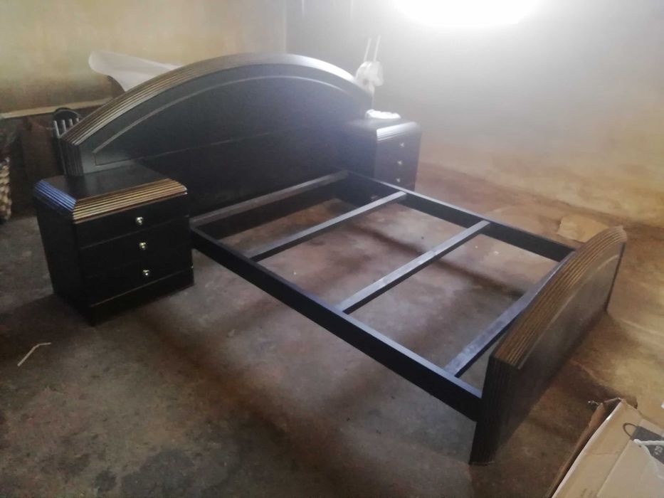 cama de casal, comoda, duas mesas de por e tirar cabeceira e espelho