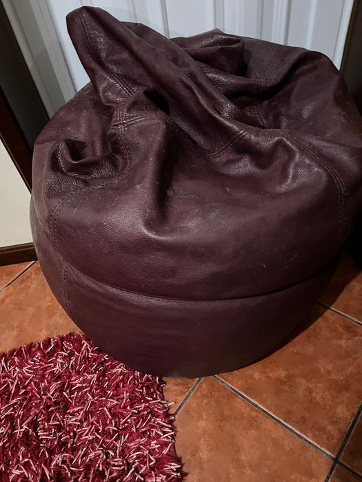 Puff em pele cor de vinho