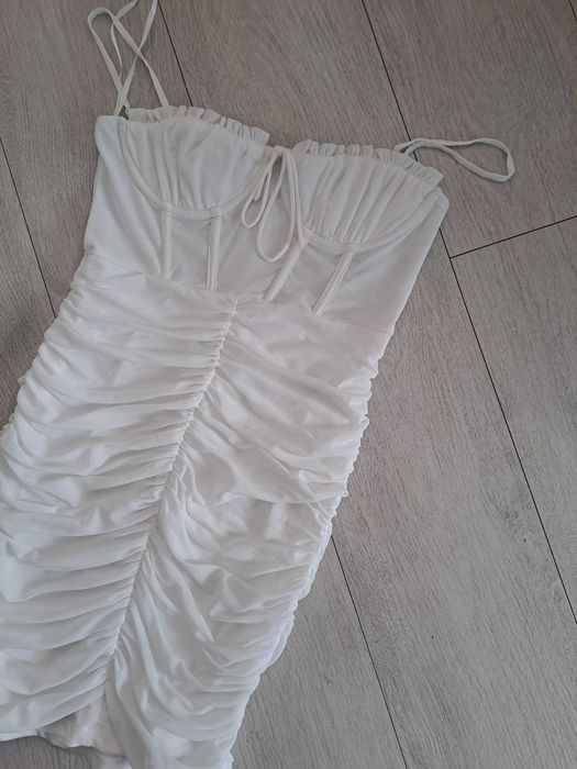 biała sukienka mini gorsetowa