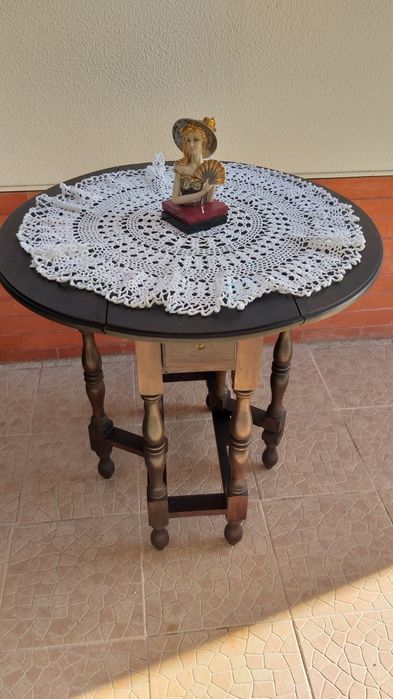 Mesa antiga desdobrável