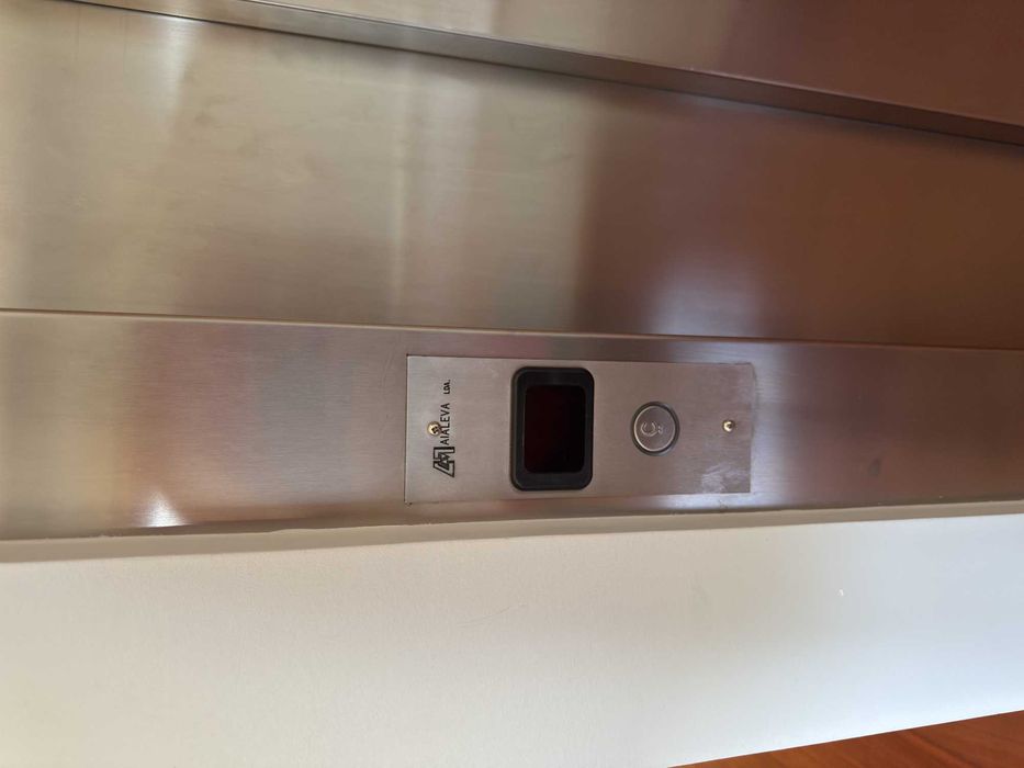 Elevador Residencial Hidráulico – Como Novo