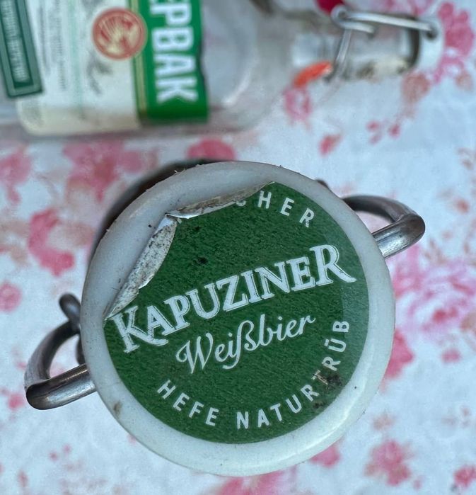 3 пустые бутылки Первак и Kapuziner