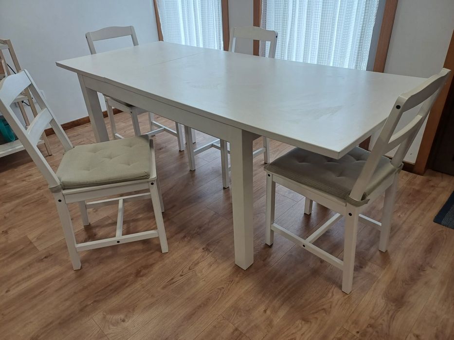 Mesa extensível com 4 cadeiras, cor branco.