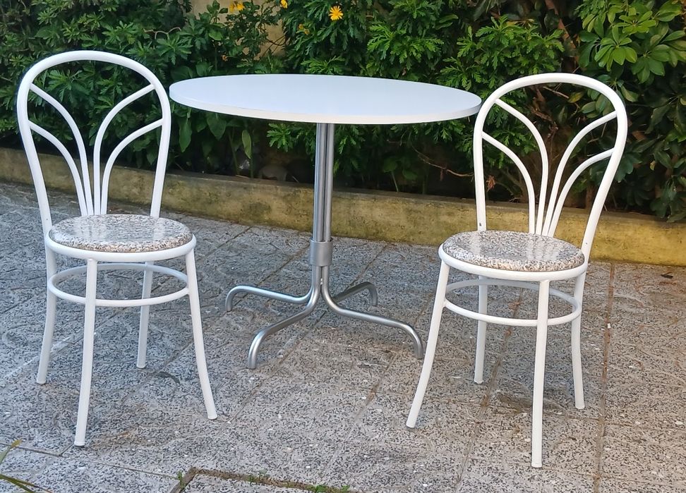 Vendo MESA e 2 CADEIRAS para interior ou exterior como nova. Possibilidade de entrega