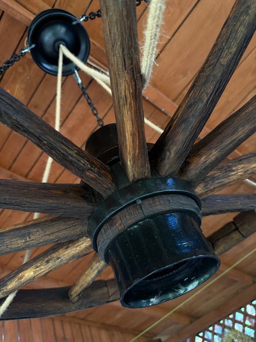 Żyrandol / drewniana lampa sufitowa z koła od wozu