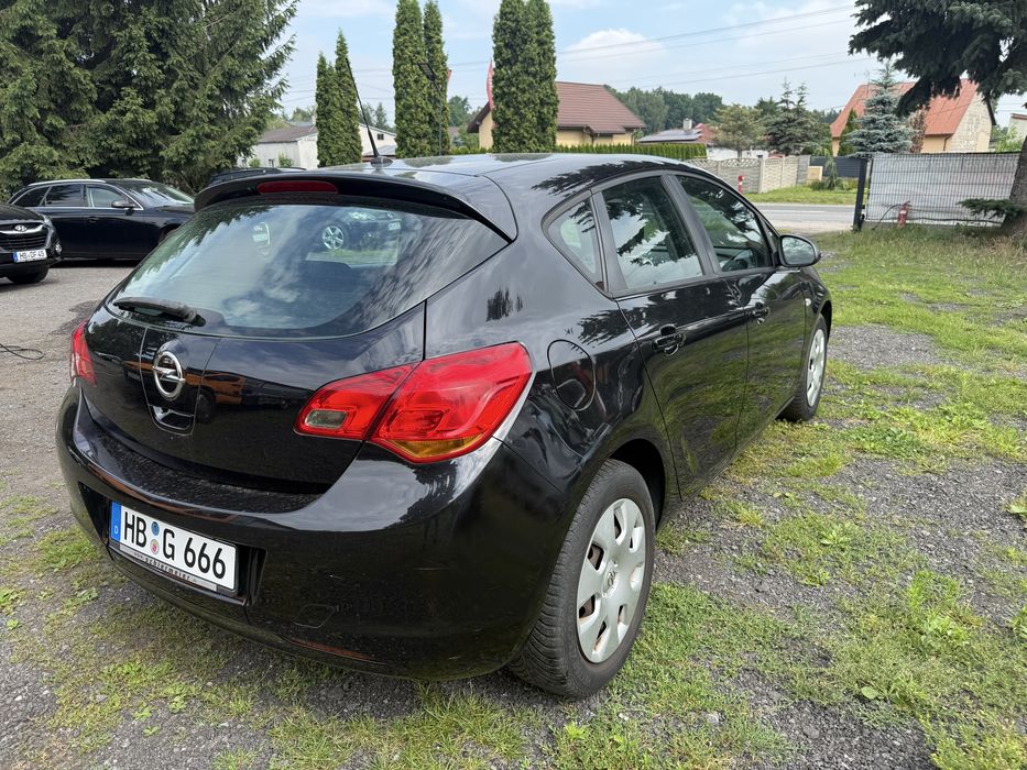 Opel Astra 1.6 benzyna, opłacona, dwa komplety kół, bagażnik na rowery