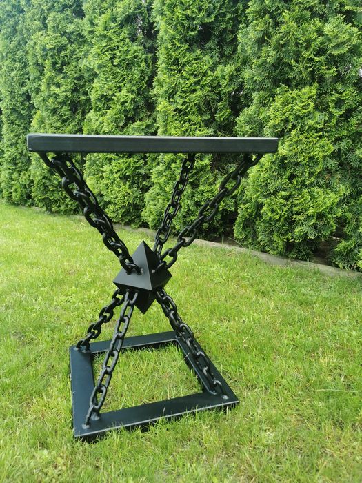Stolik na łańcuchach