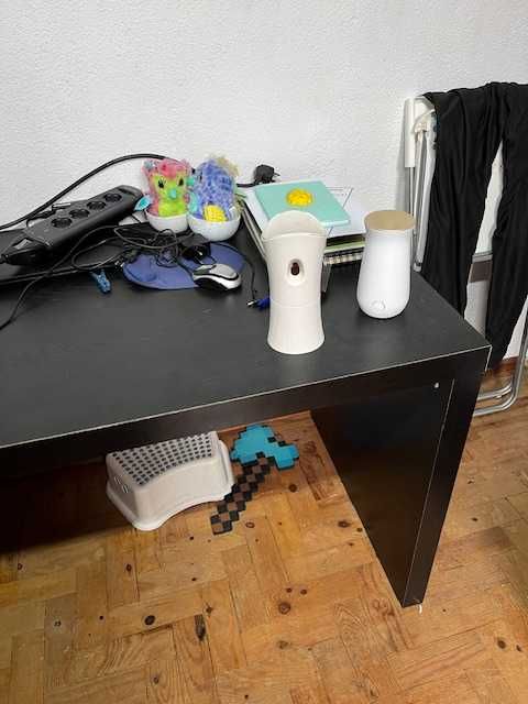 Secretária IKEA e modulo de gavetas