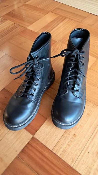 Botas militares semelhantes a Dr. Martens