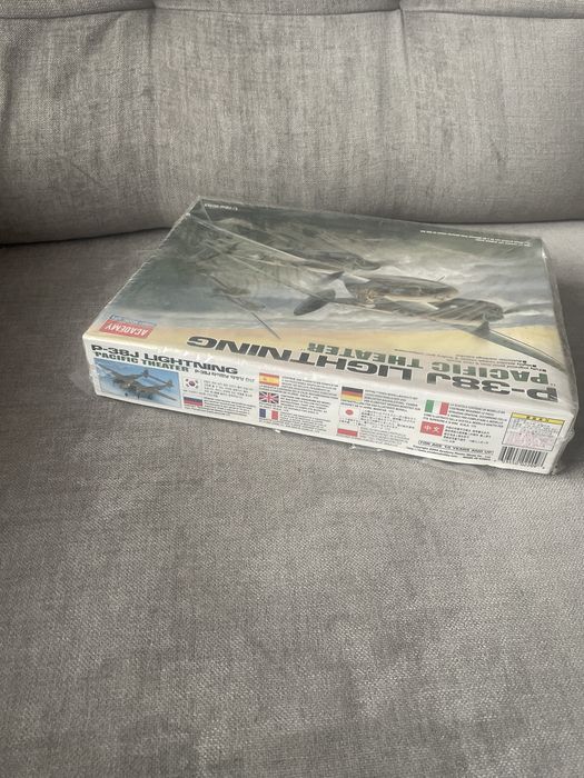 P-38J lighting Pacific Theater / 1:72 , Academy