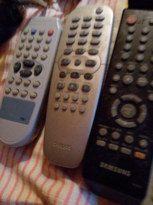 Продаю все дешего магнитофон маленький 200