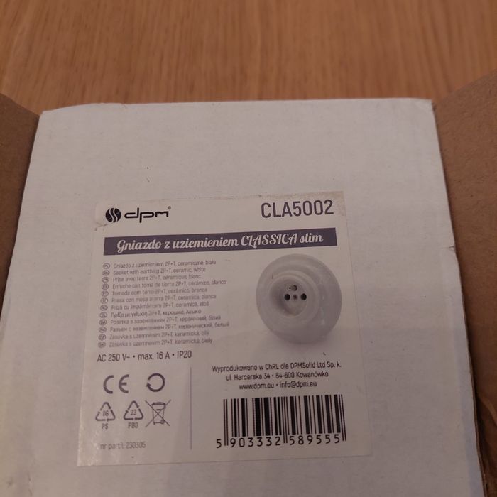 Nowe gniazdo z uziemieniem Classica slim
