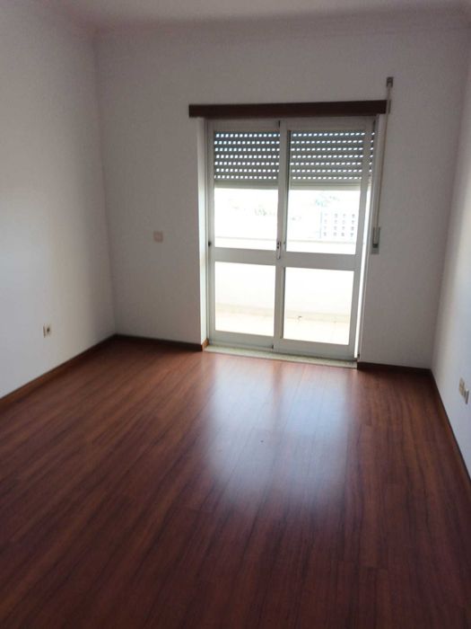 Alugo belíssimo T4 na primeira rotunda da Carapalha
