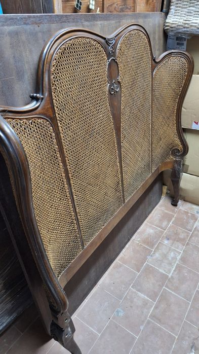 Linda cama antiga com cabeceira em palhinha