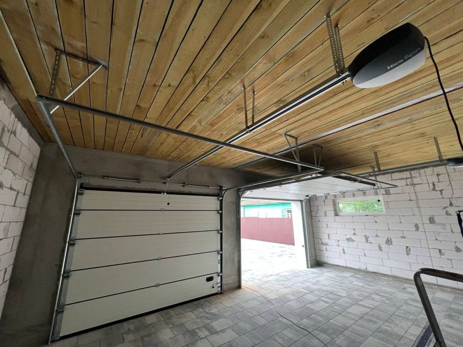 Гаражні ворота секційні / ролетні під ваш запит