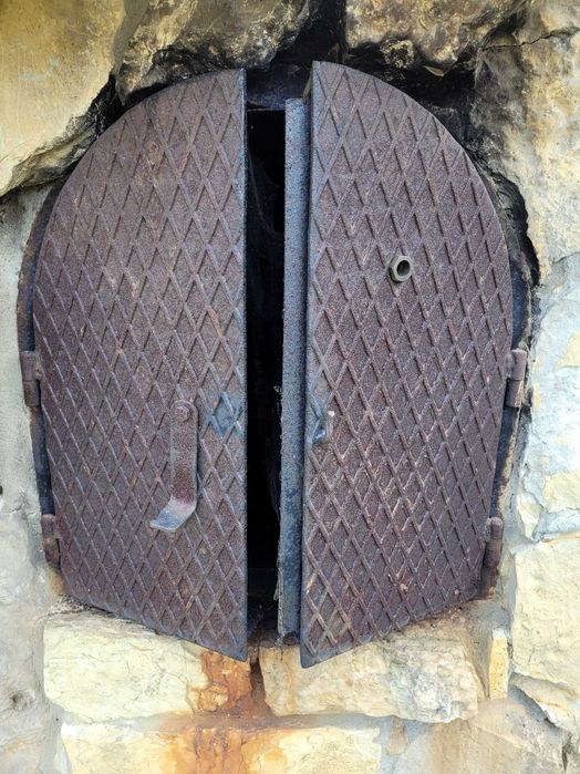 Drzwiczki Solidne metalowe drzwi do wędzarni