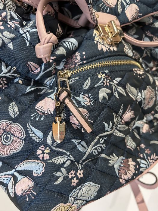 Mochila em tecido floral