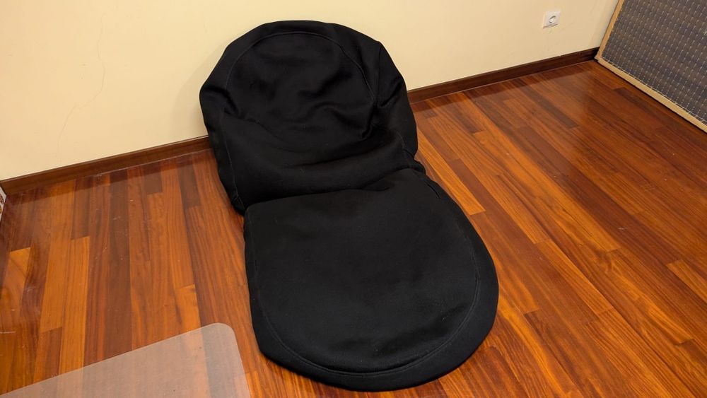 Puff IKEA modelo Bussan preto