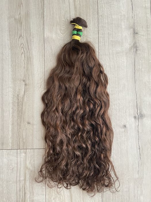 Волосся кучерявий блонд.