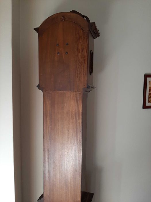 Relógio de corda em madeira maciça.