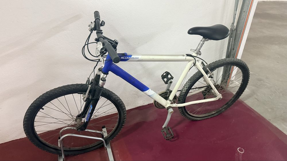 Bicicleta BTWIN azul e branca