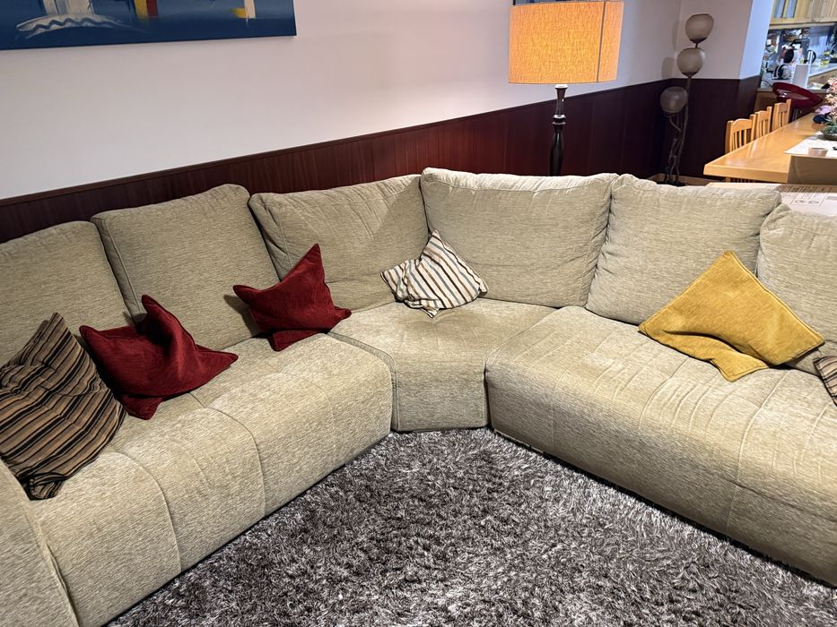 Sofá com chaise longue e 4 bancos