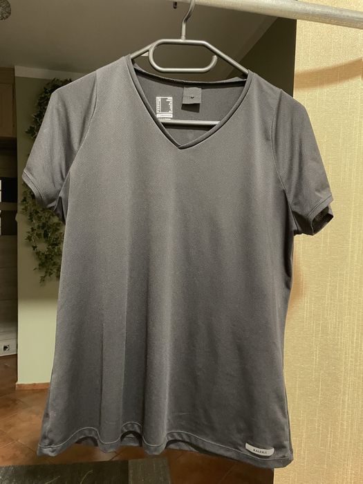 Czarna koszulka decathlon na siłownię