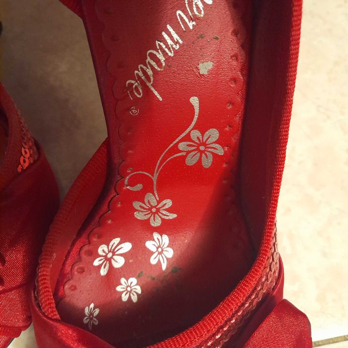 Sapatos vermelhos com laço