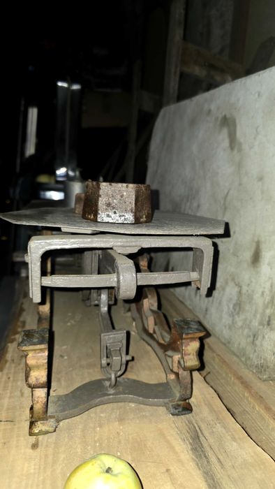 Balança Antiga Roberval Bronze com Brasão - 2 Pratos + Pesos - Peça de Coleção