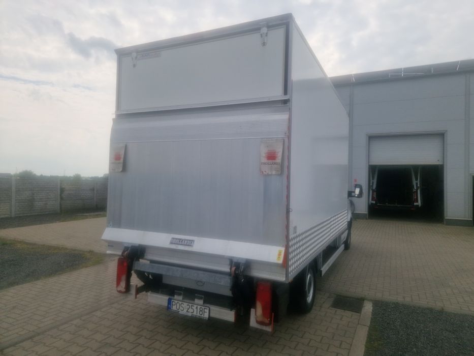 Wynajem busy kontenery z windą