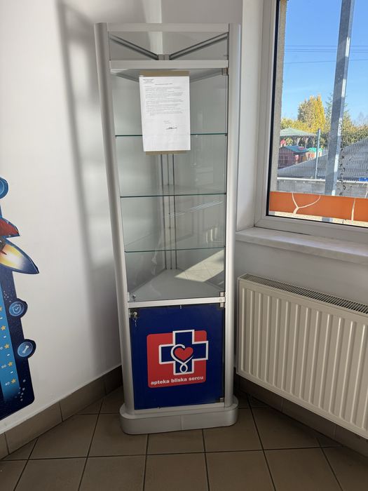 Szklana witryna zamykana