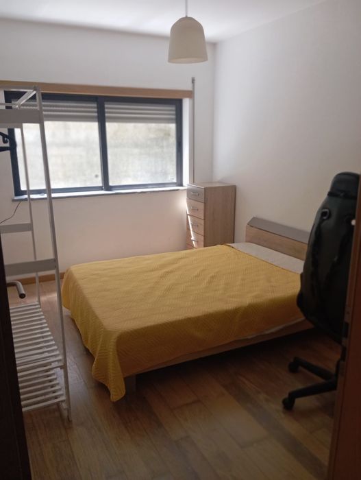Quarto para arrendar. Entrada imediata.