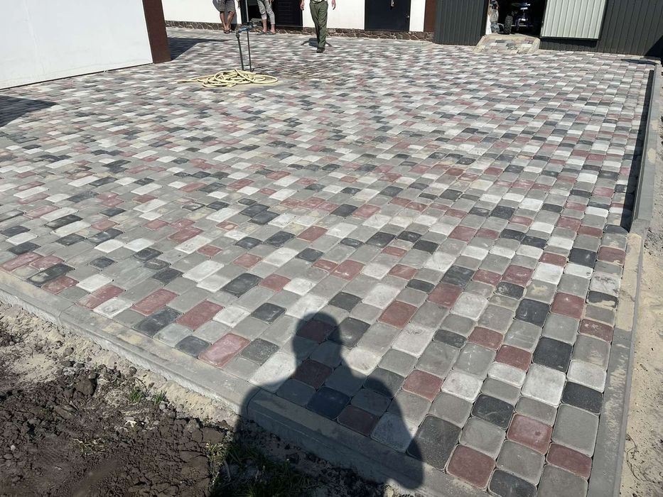 Укладка тротуарной плитки. Укладання тротуарної плитки. Доступные цены