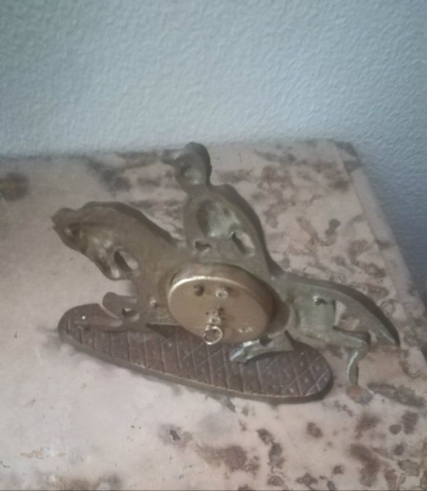 Antigo relógio mesa em bronze marca " Europa"