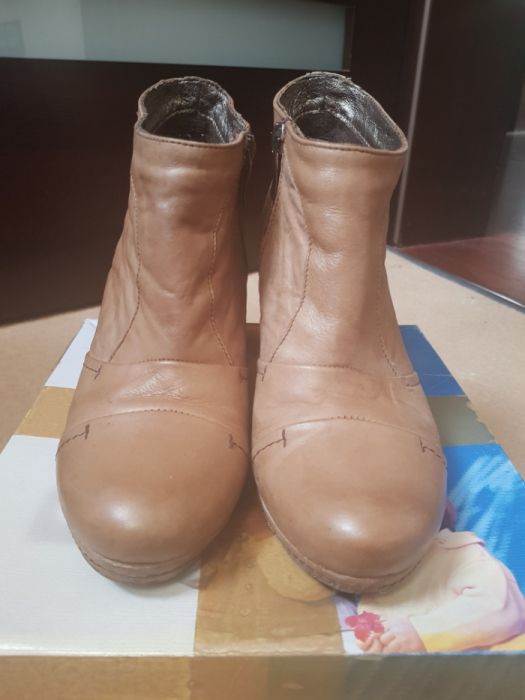 Skórzane beżowe botki buty CARINII roz. 39 ocieplane jak Nowe
