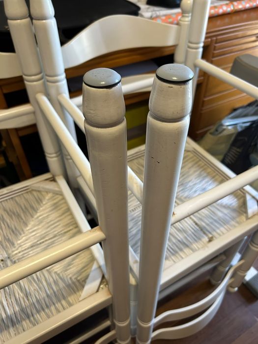4 cadeiras brancas de refeição
