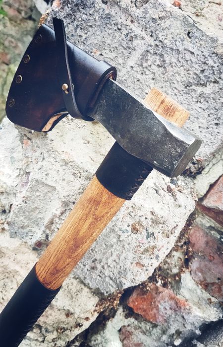 Tomahawk survivalowy kuty