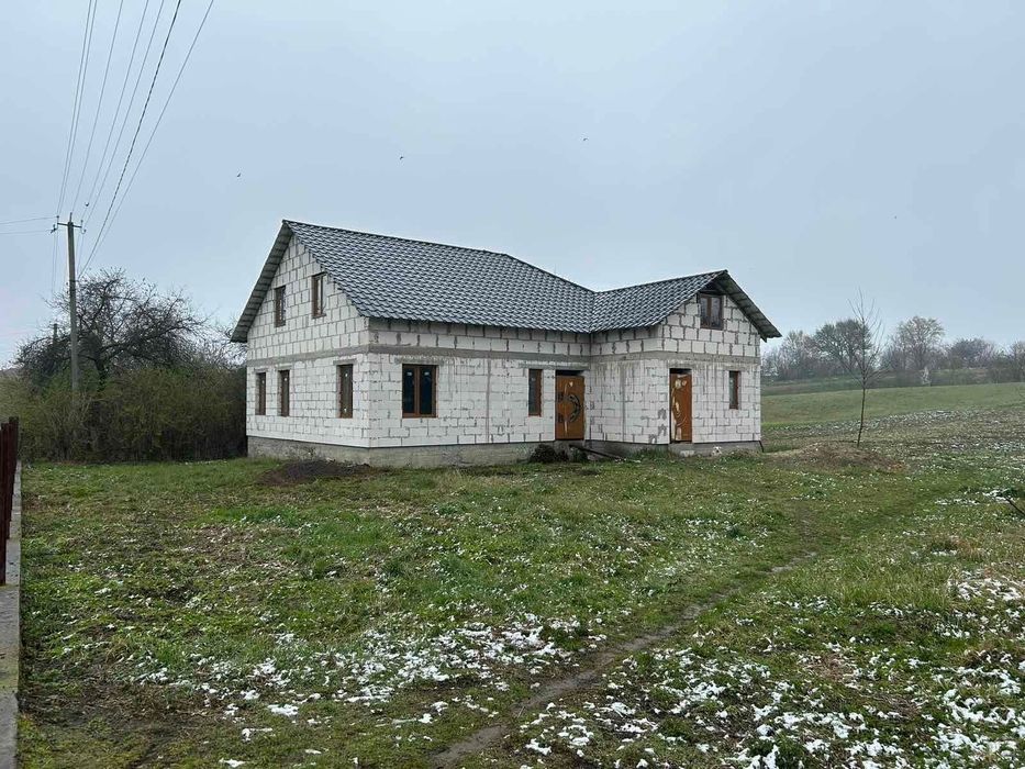 Будинок поруч з містом