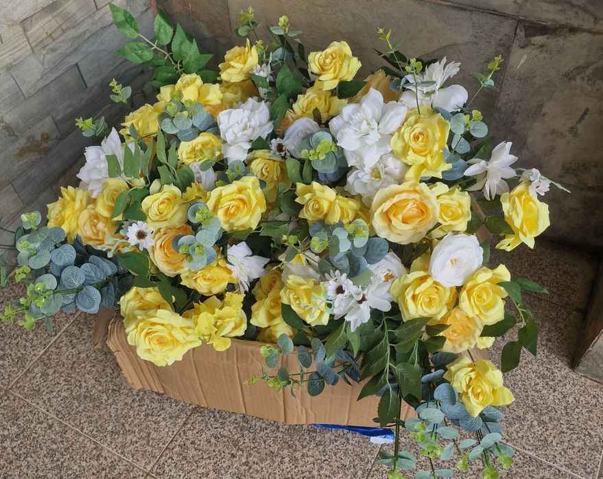 flores artificiais em tons de amarelo e branco,
