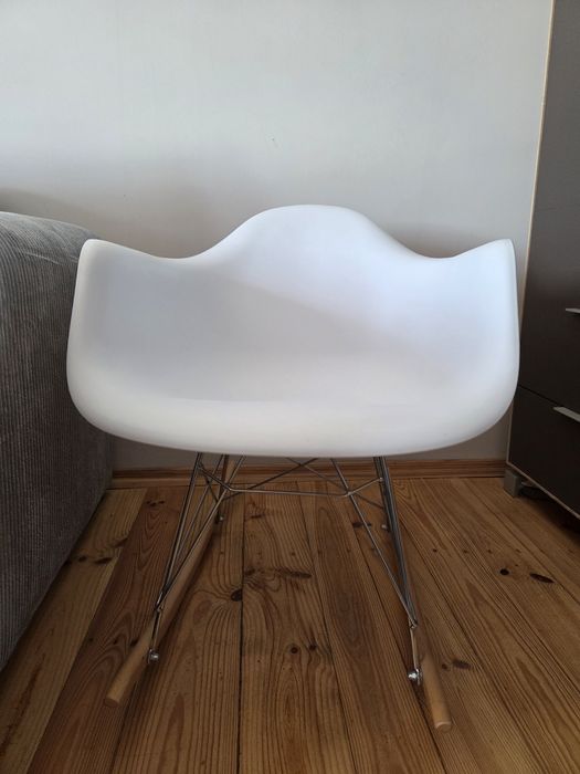 Fotel biały plastikowy bujany drewniane nogi